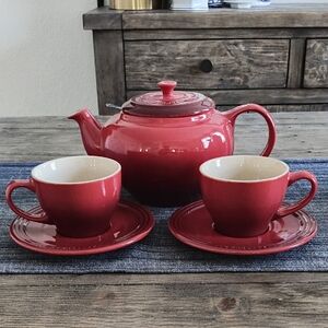 LE CREUSET TEAPOT WITH CUPS AND SAUCER SET